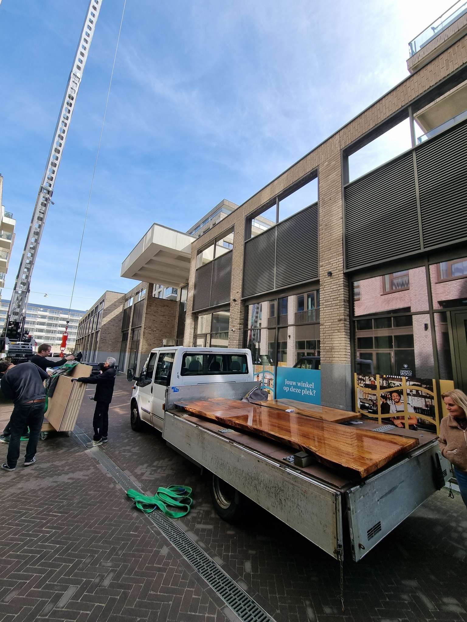 Elektrische kraan van Imholz Zonnepanelen bij een bedrijfspand