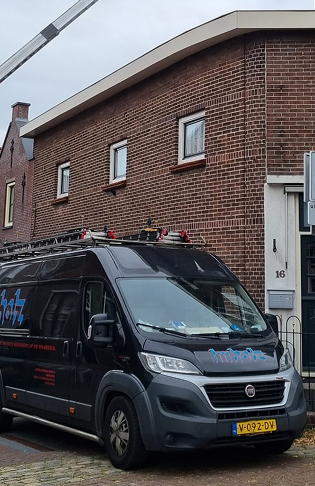 Bedrijfsbus van Imholz Zonnepanelen bij een woning