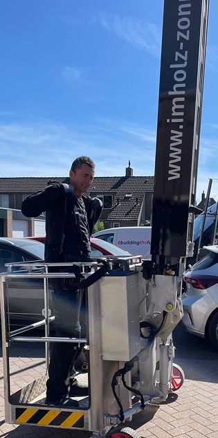 Monteur van Imholz Zonnepanelen bij de elektrische kraan