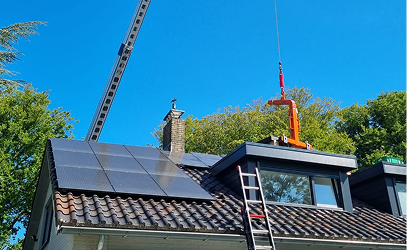 Zonnepanelen op een dak geplaatst met de kraan