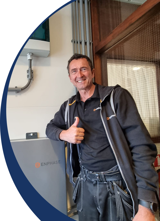 Eigenaar van Imholz Zonnepanelen steekt zijn duim op