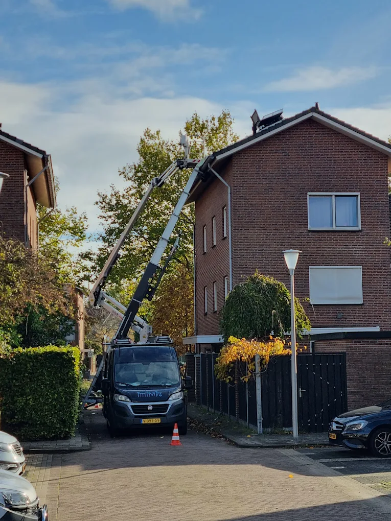 Kraan van Imholz Zonnepanelen plaatst zonnepanelen in een straat