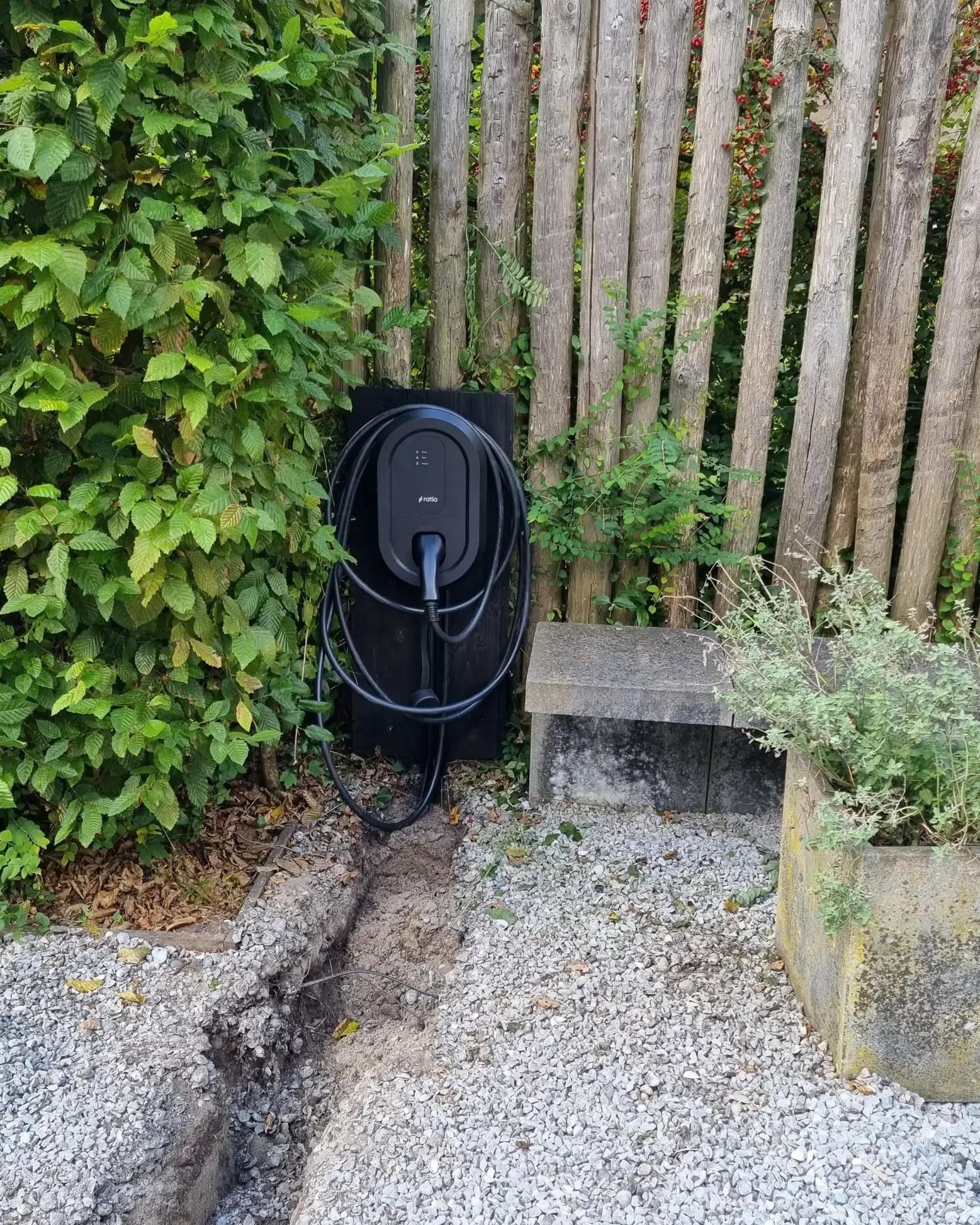 Laadpaal in een tuin