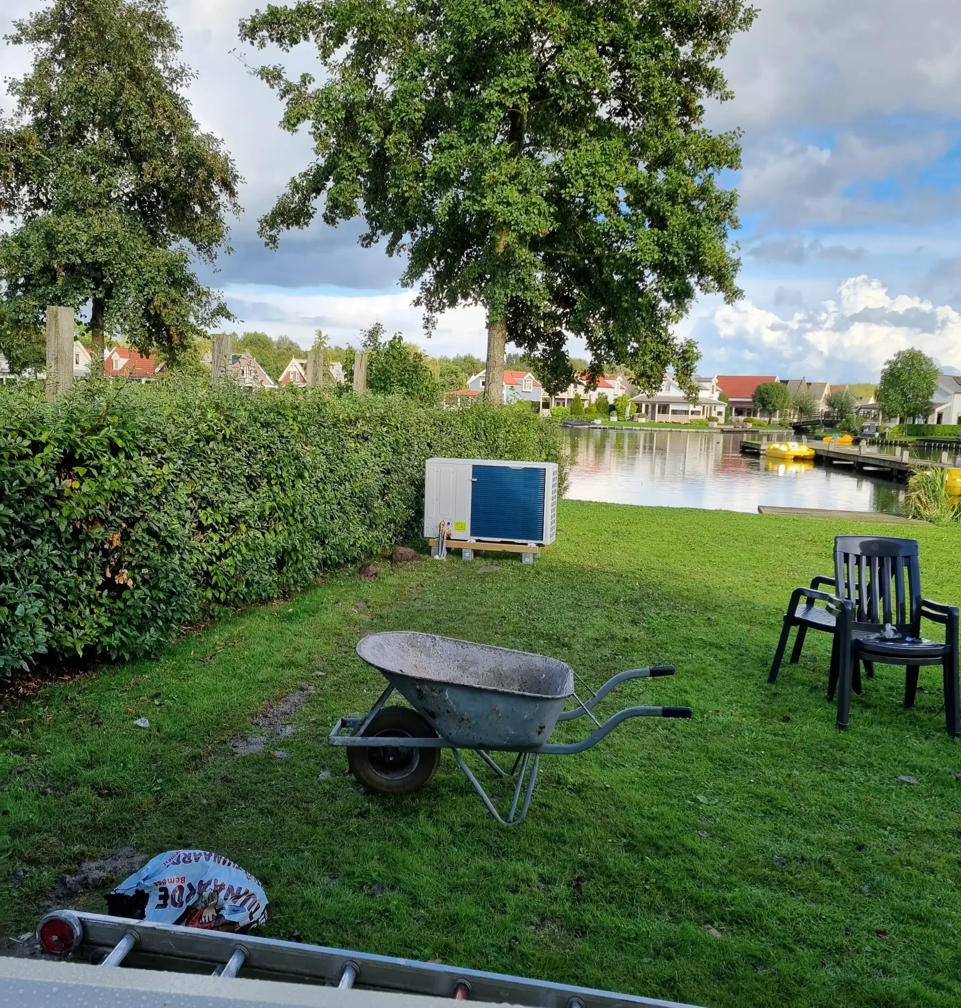 Tuin van een woning tijdens een installatie