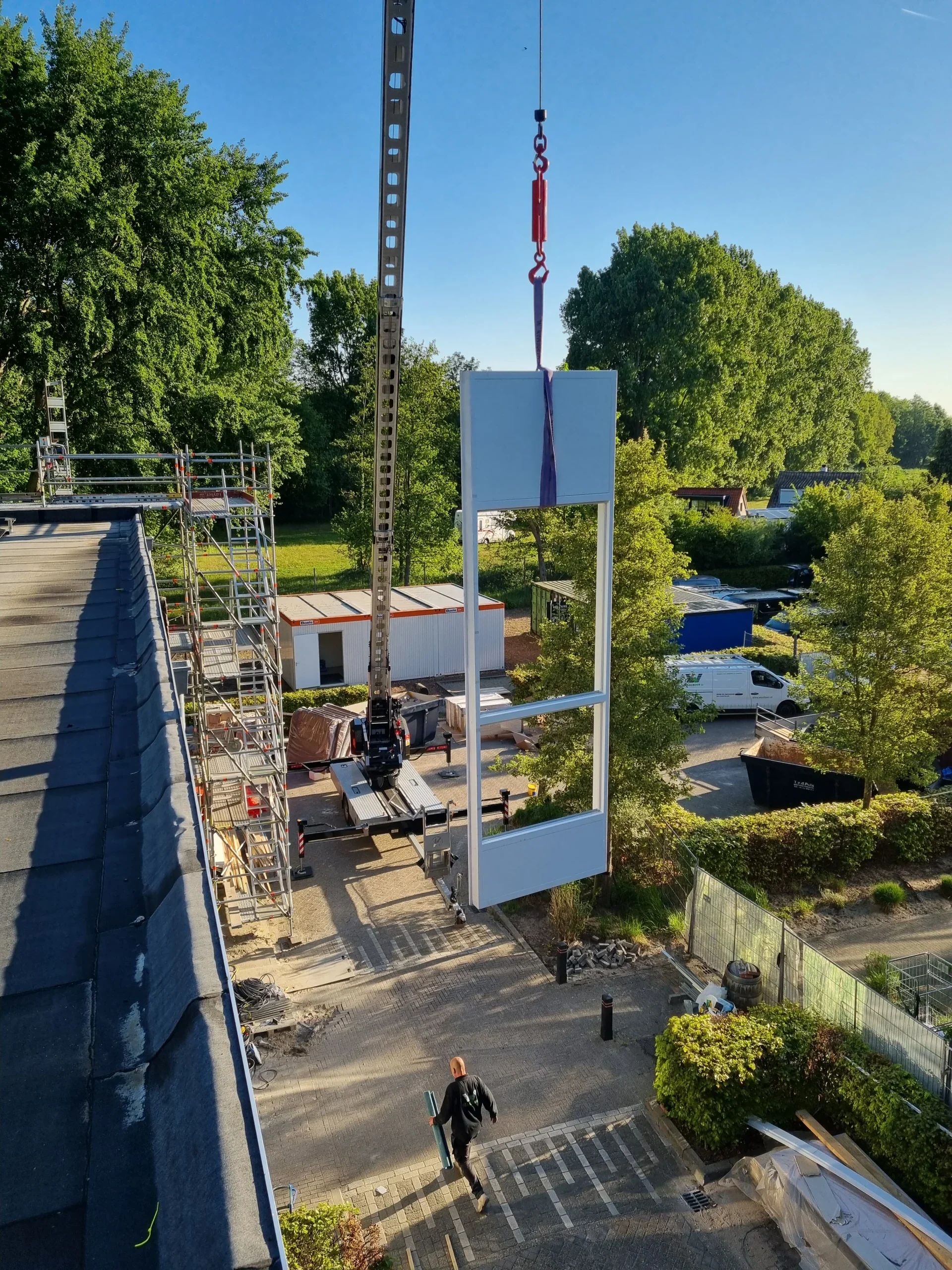 Kraan bij een woning aan het water