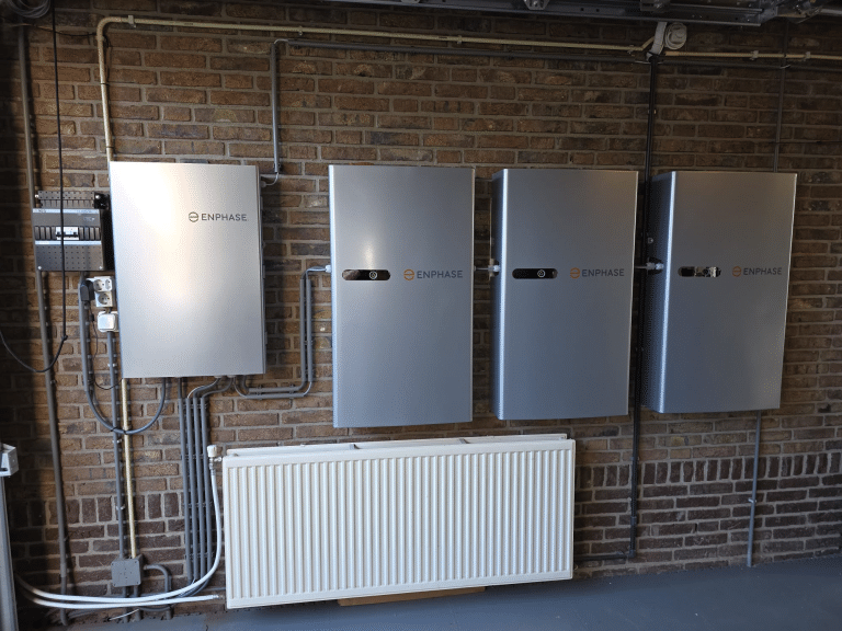 Enphase IQ Battery met gateway in een schuur