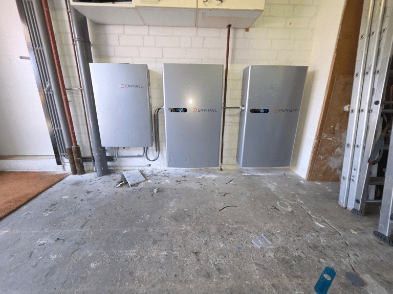 Drie Enphase thuisaccu's aan de muur na installatie