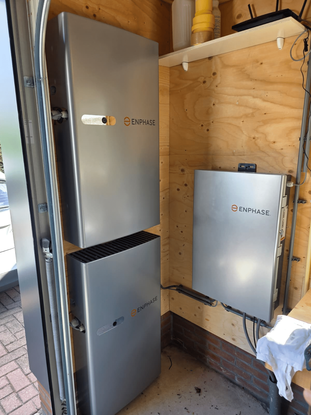 Enphase thuisaccu's in een berging