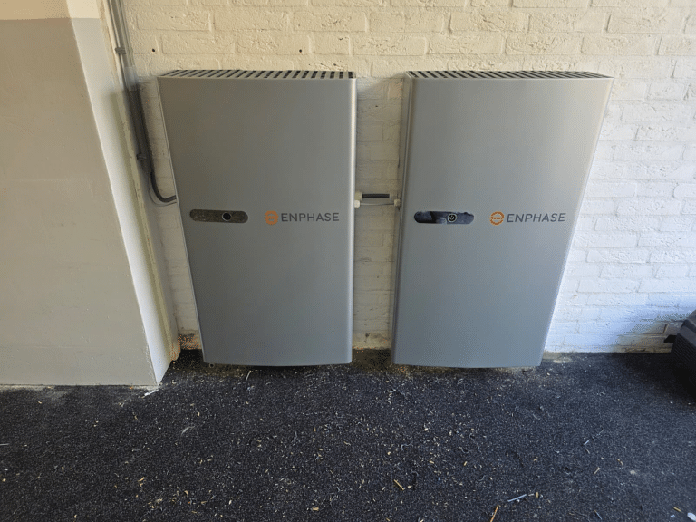 Twee Enphase thuisaccu's in een berging
