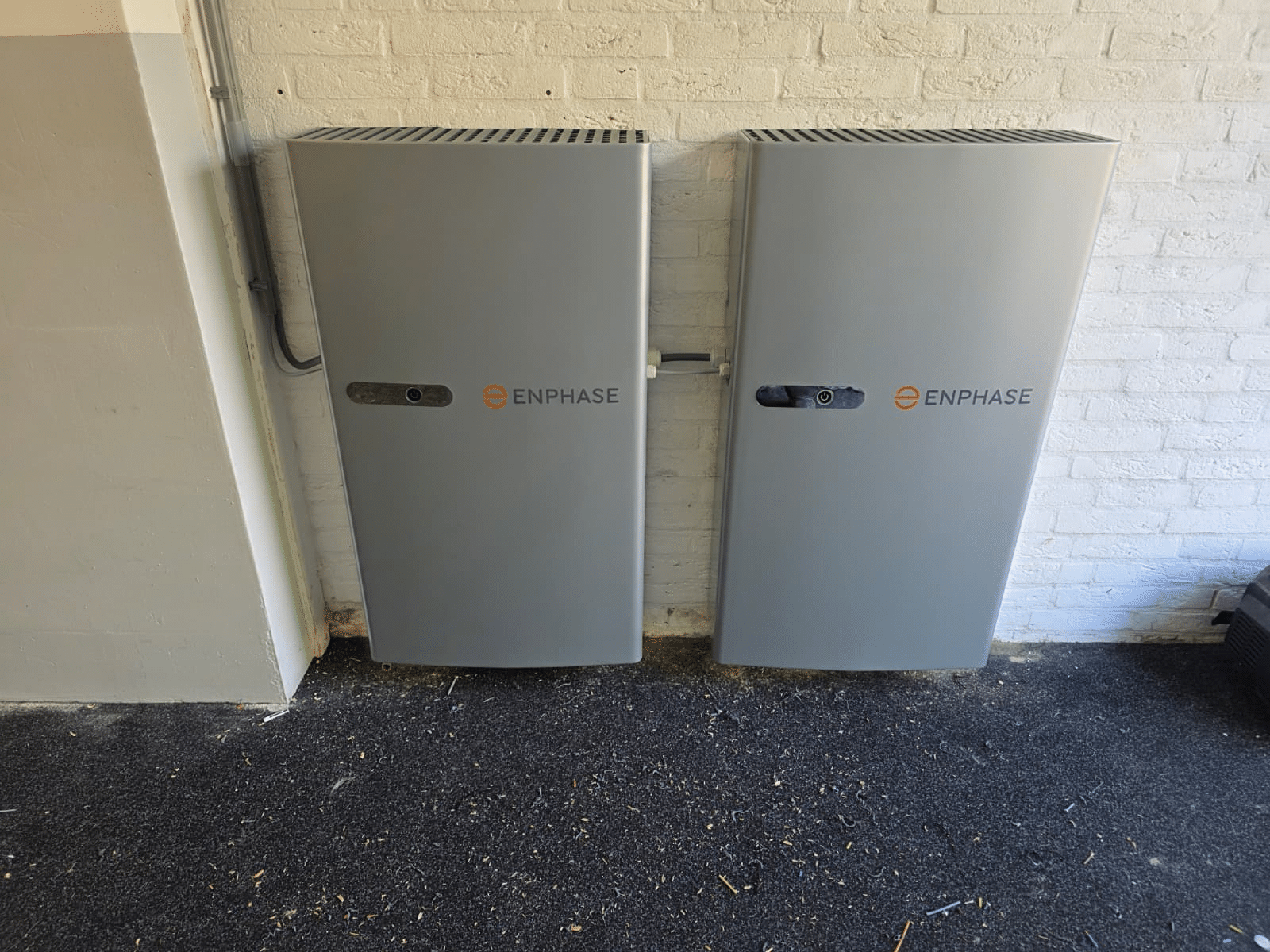 Twee Enphase thuisaccu's in een berging