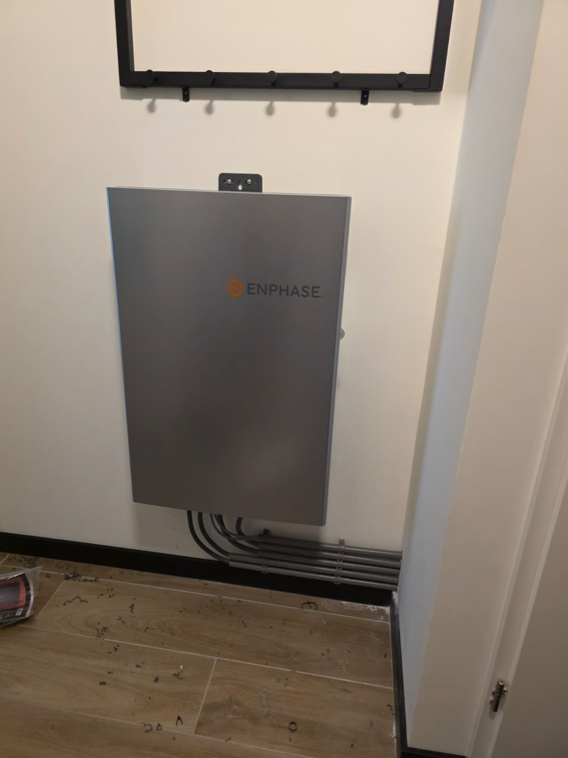 Enphase thuisaccu in een hal